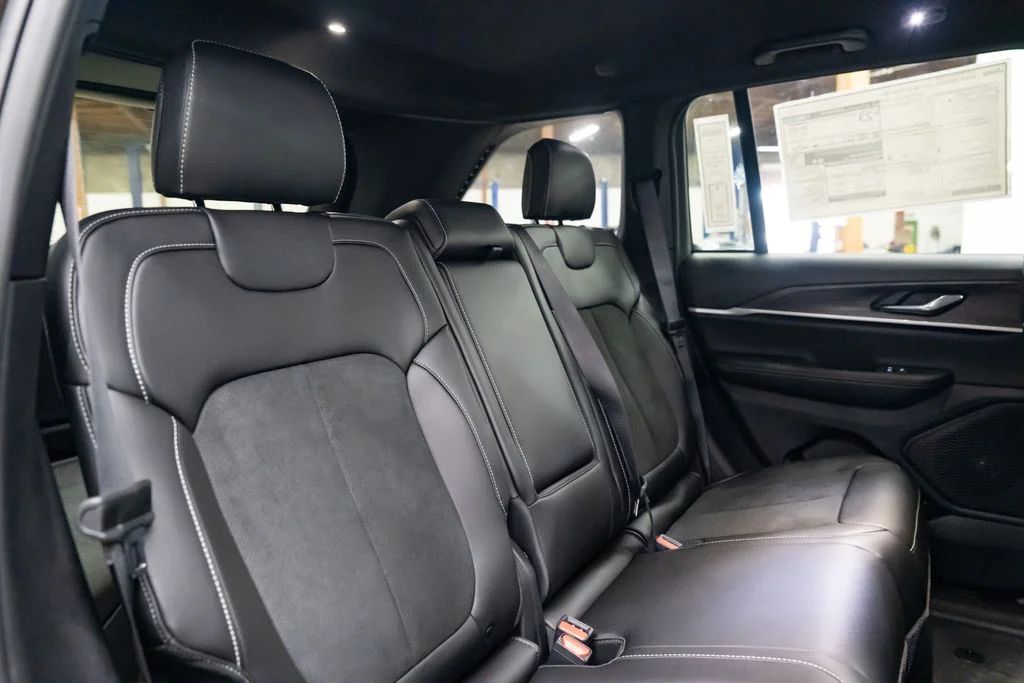 New 2026 Diamond Black Crystal Pearl-Coat Exterior Paint Jeep Altitude image 28