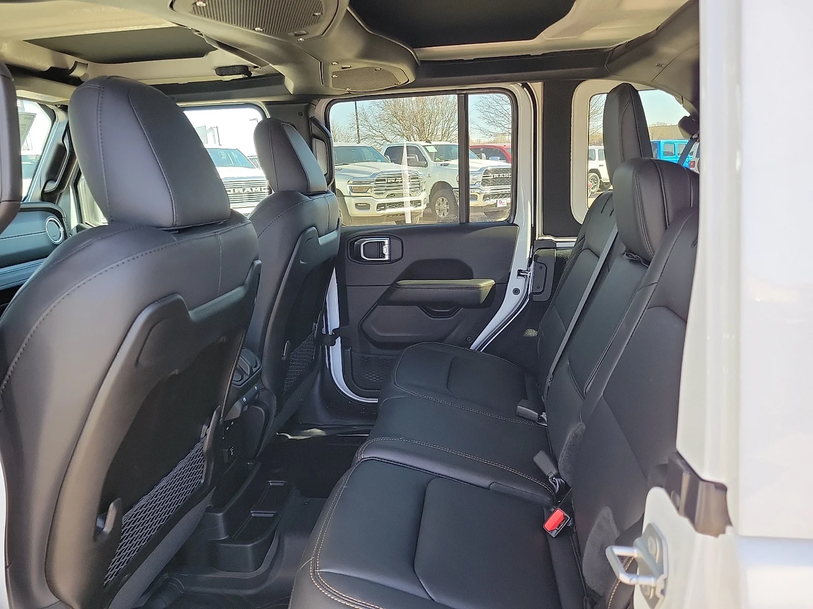 New 2026 PW7 Bright Whit Jeep 4-DOOR SAHARA image 9