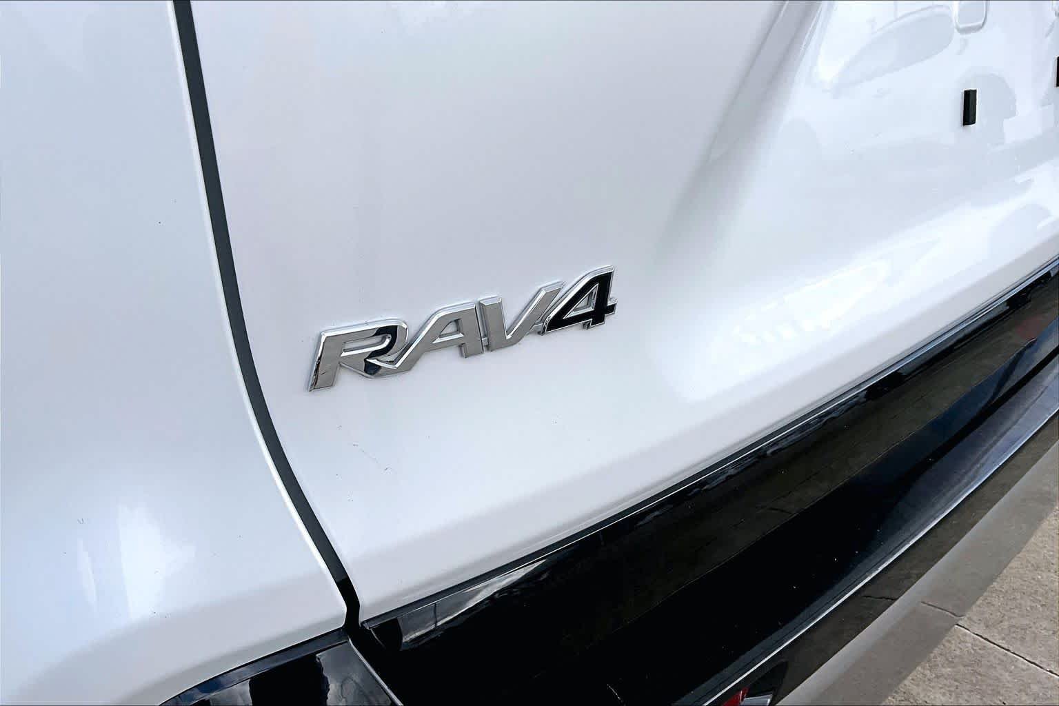 Used 2023 Wind Chill Pearl Toyota Hybrid SE image 31