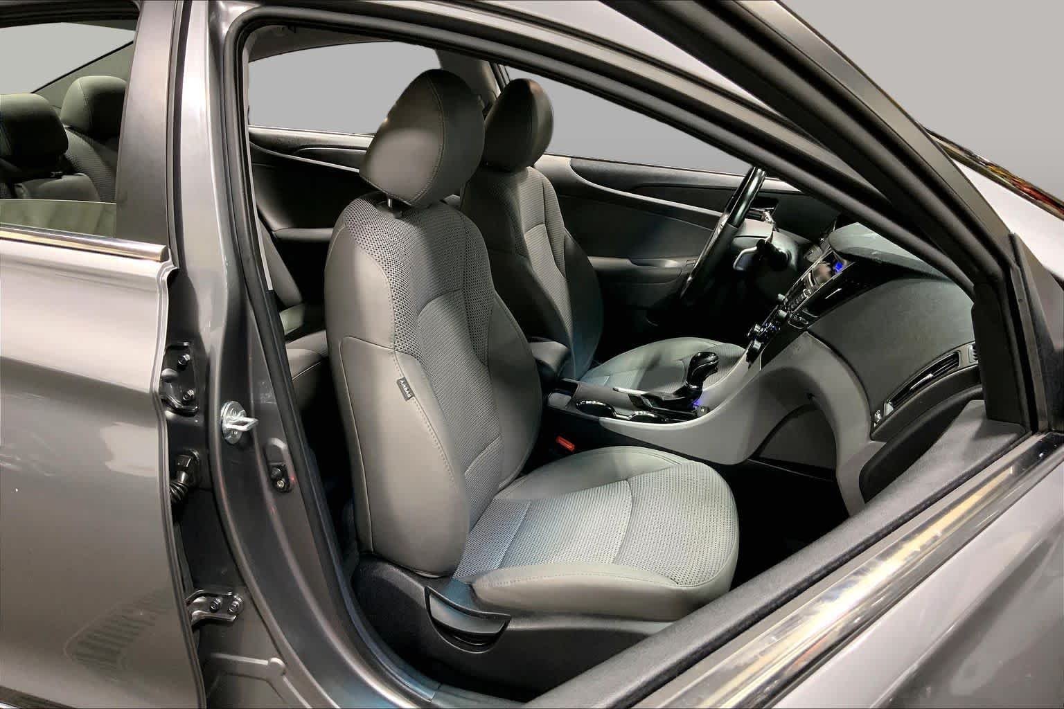 Used 2011 Harbor Gray Metallic Hyundai SE image 8