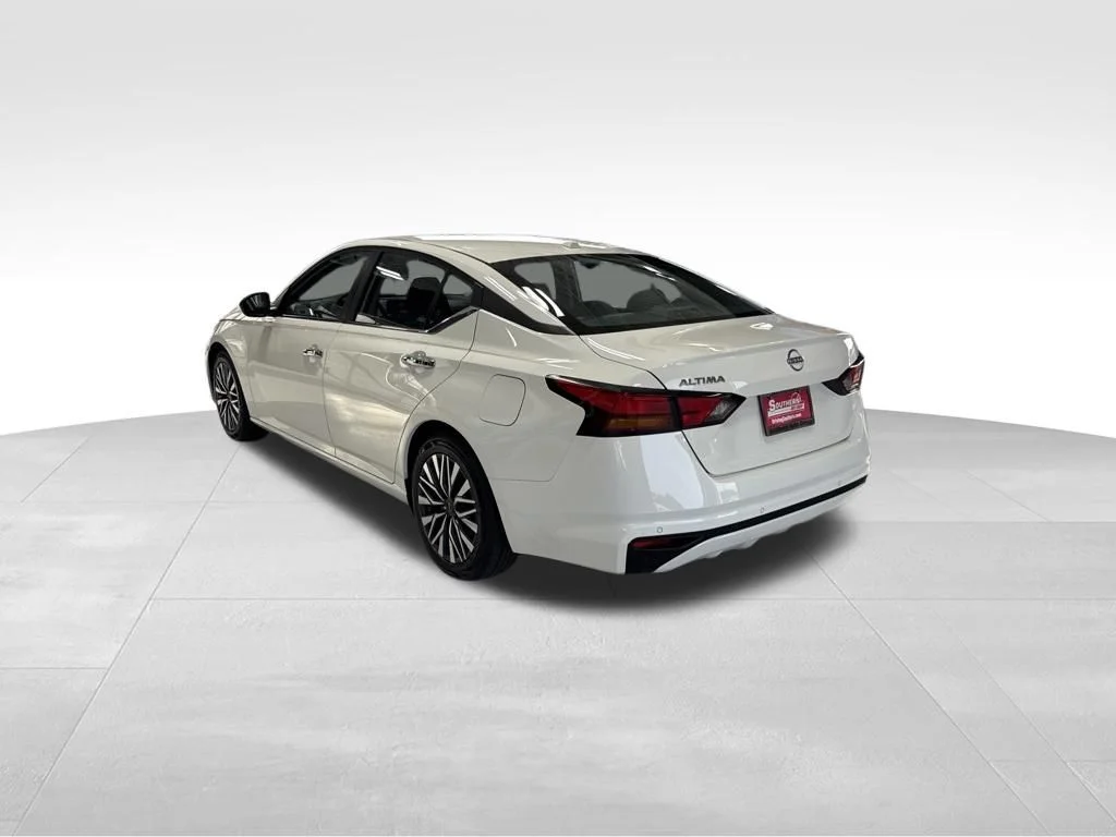 Used 2025 White Nissan 2.5 SV image 3