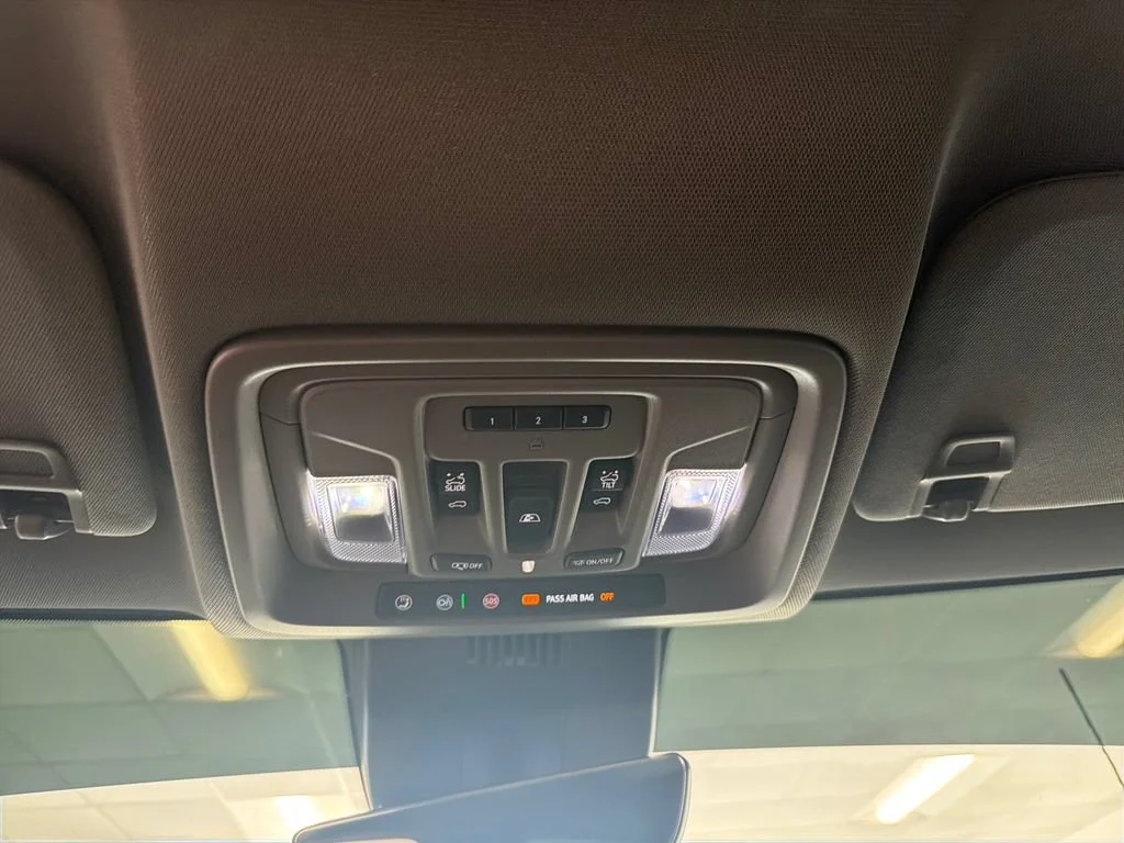 Used 2025 Sterling Metallic GMC Denali image 18