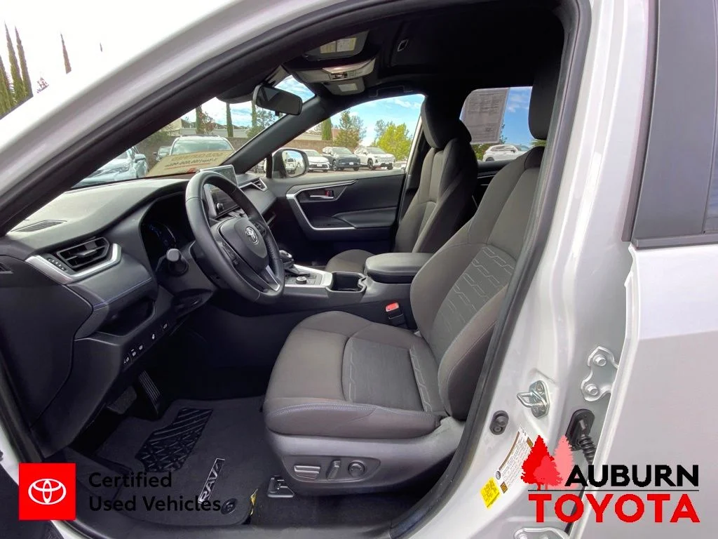 Used 2025 Ice Cap Toyota SE image 31