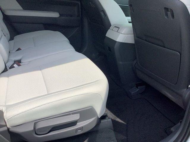 New 2027 Silver Hyundai SE image 24