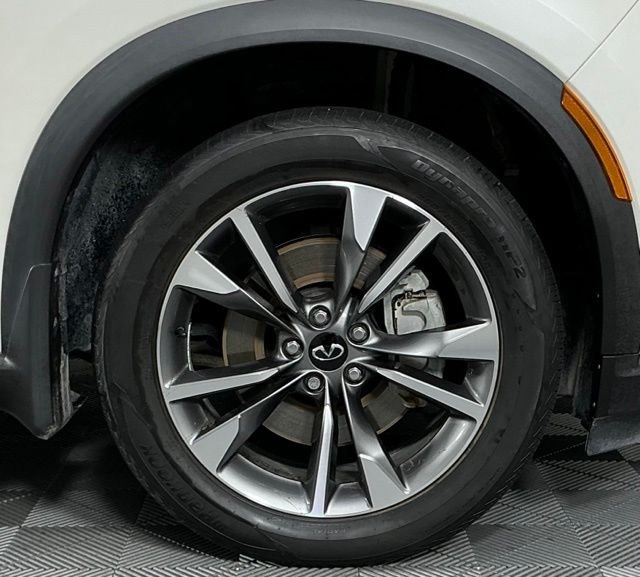 Used 2023 White INFINITI LUXE image 8