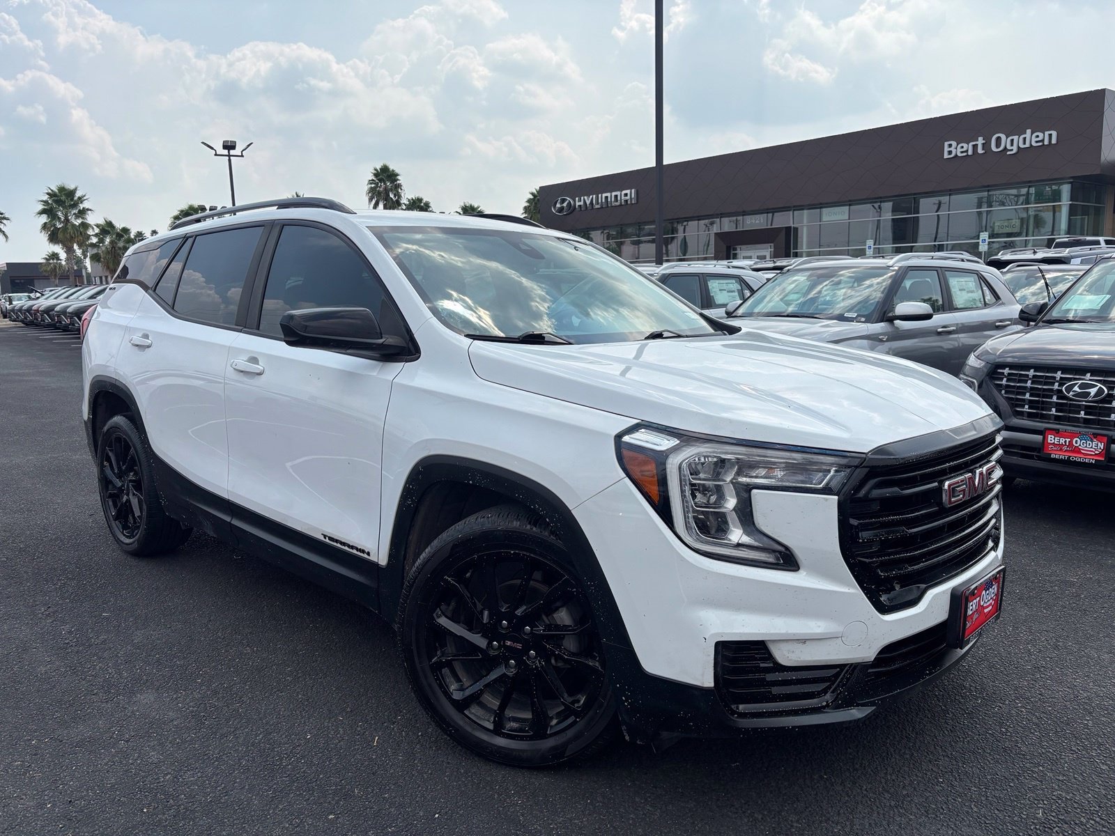 Used 2024 White GMC SLE image 1