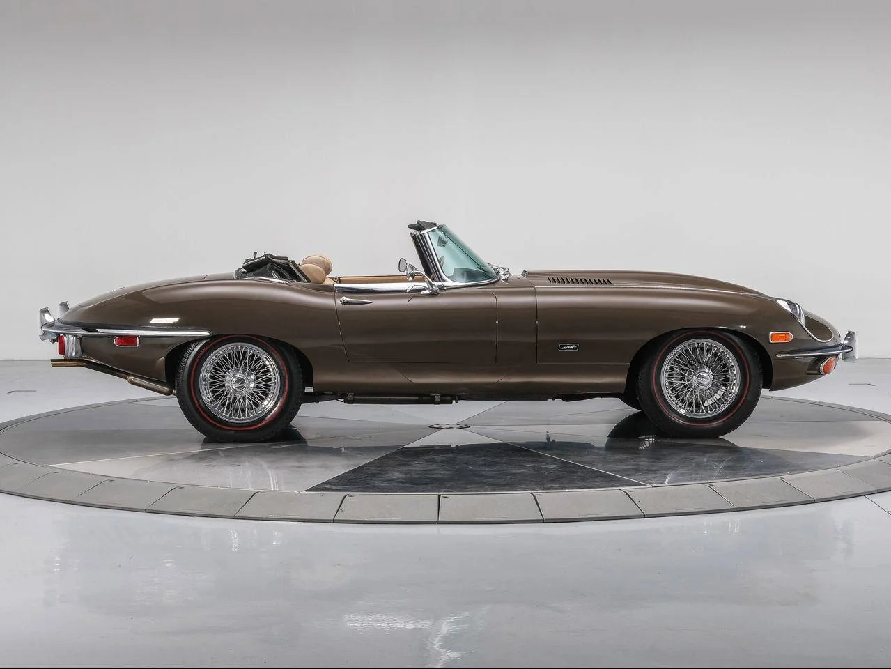 Used 1971  Jaguar Series II image 14