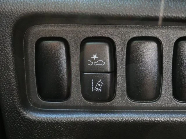Used 2022 Red Mitsubishi 2.0 ES image 17