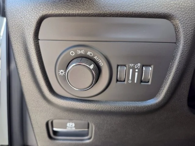 New 2027 Bright White Clear-Coat Paint Jeep Laredo Altitude image 22