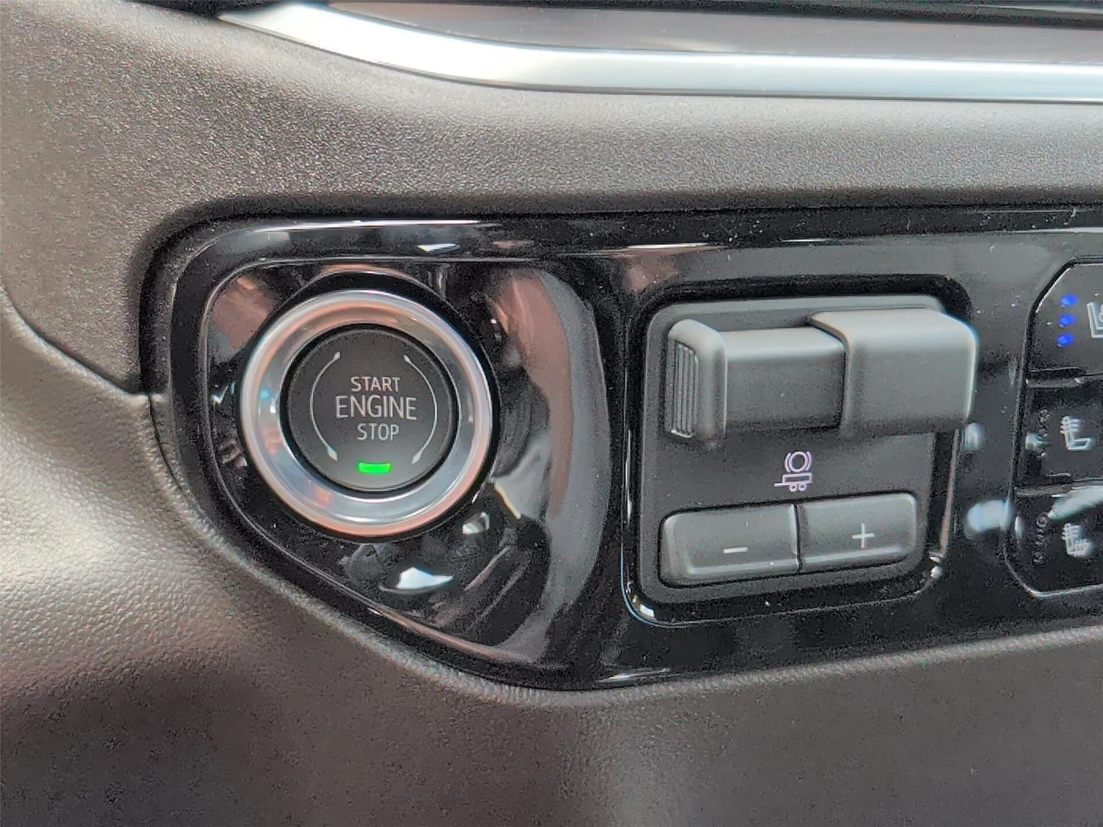 New 2026 Glacier White Tricoat GMC SLT image 27