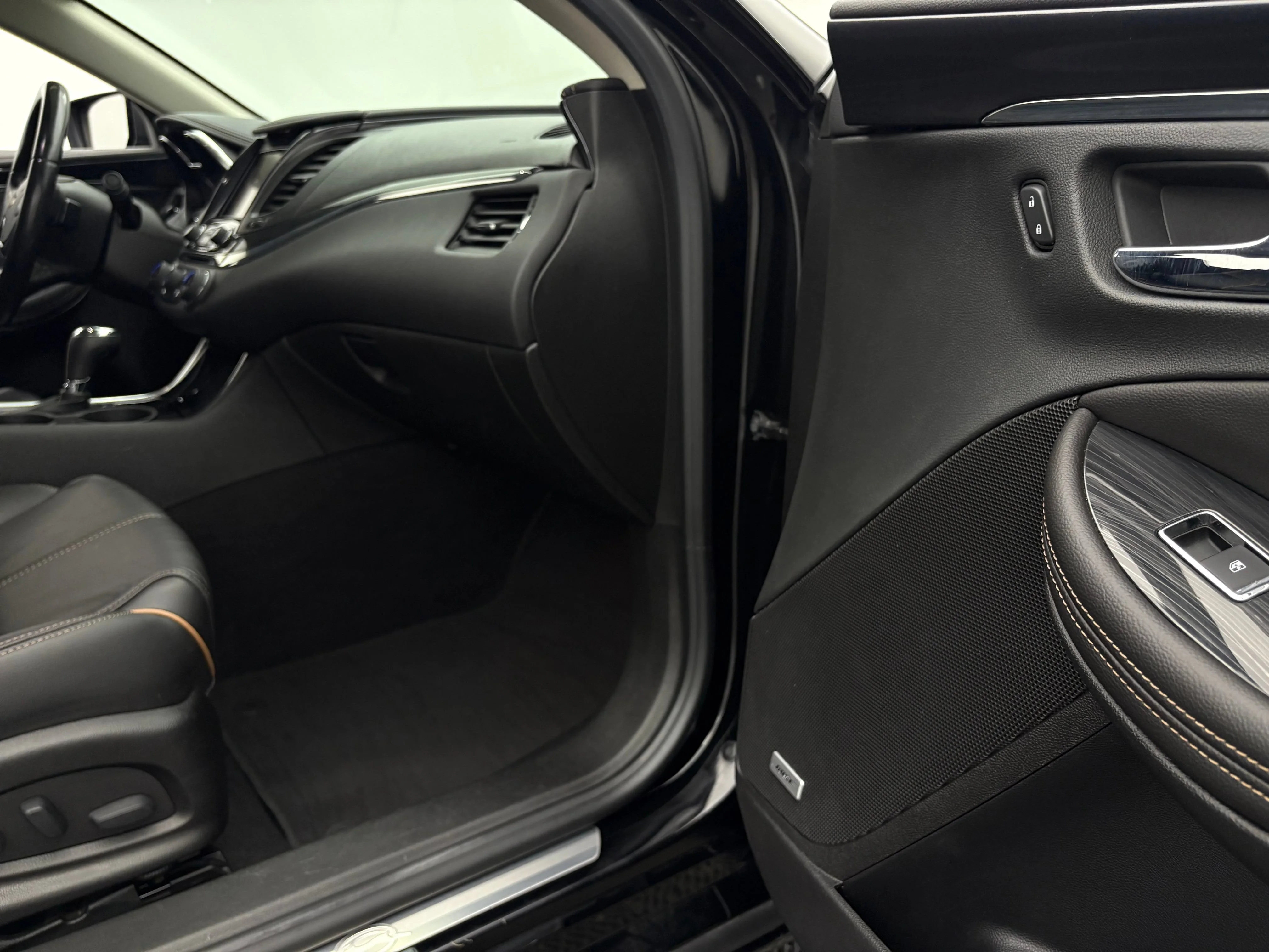 Used 2018 BLACK Chevrolet Premier image 38