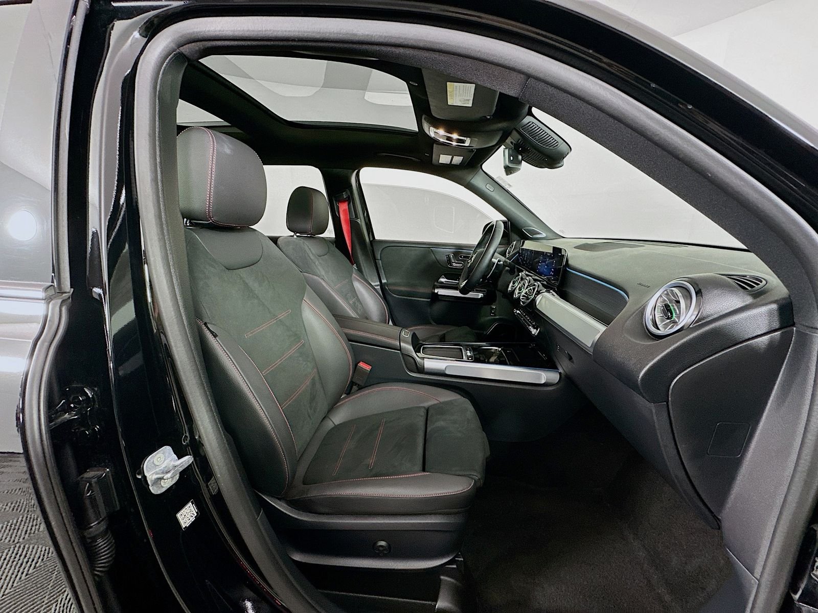 Used 2025 Night Black Mercedes-Benz GLB 35 AMG® image 28