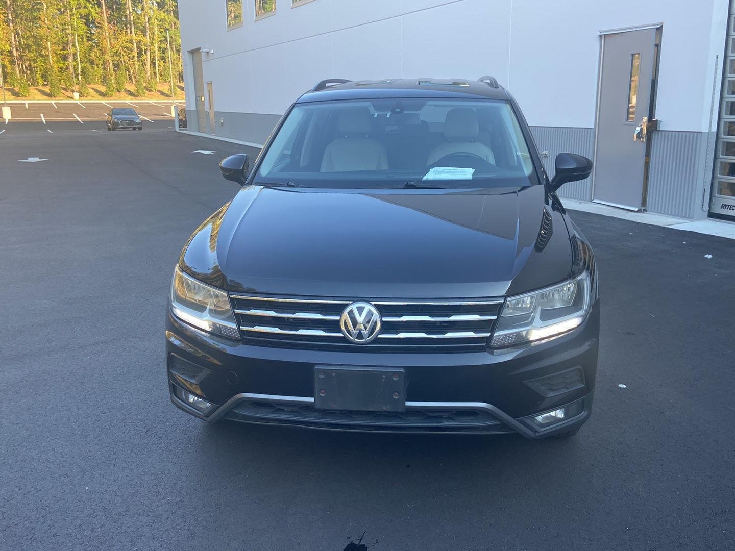 Used 2018 Deep Black Pearl Metallic Volkswagen SE image 2
