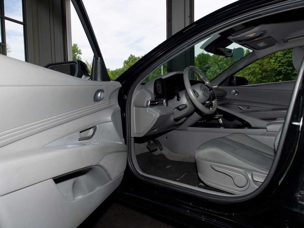 Used 2023 Black Hyundai SEL image 14