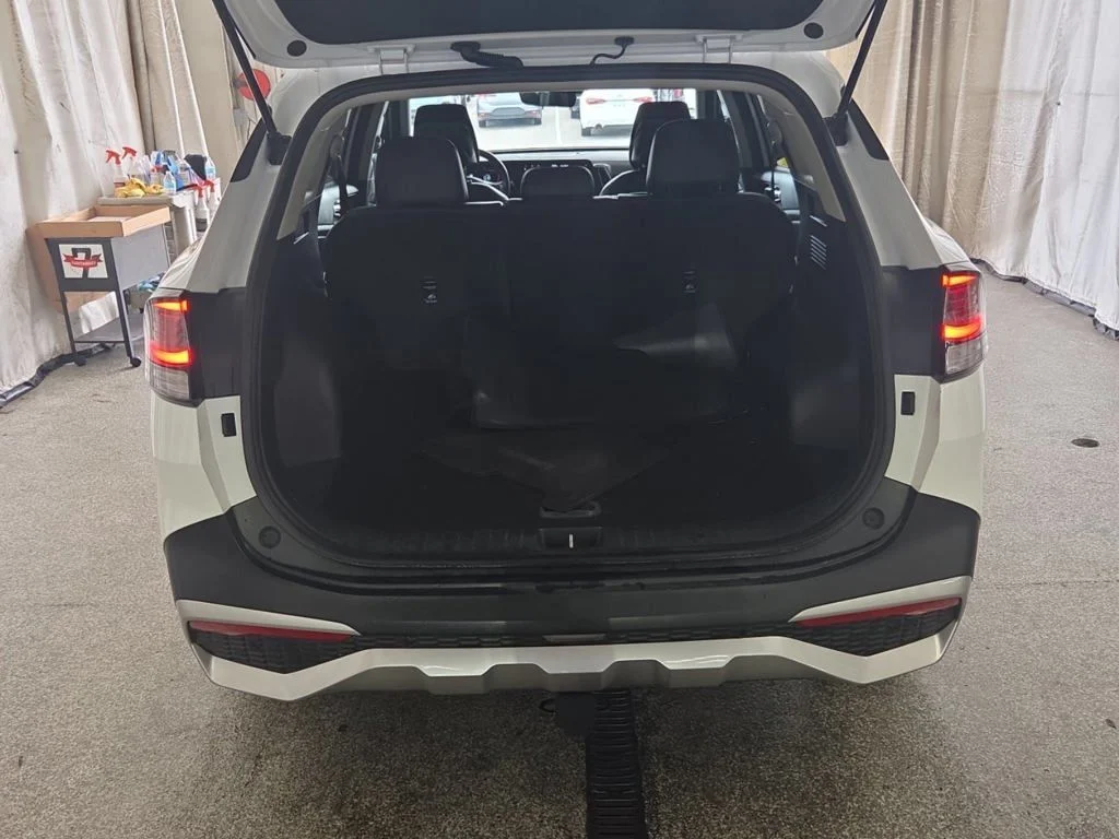 Used 2023 White Kia EX image 3
