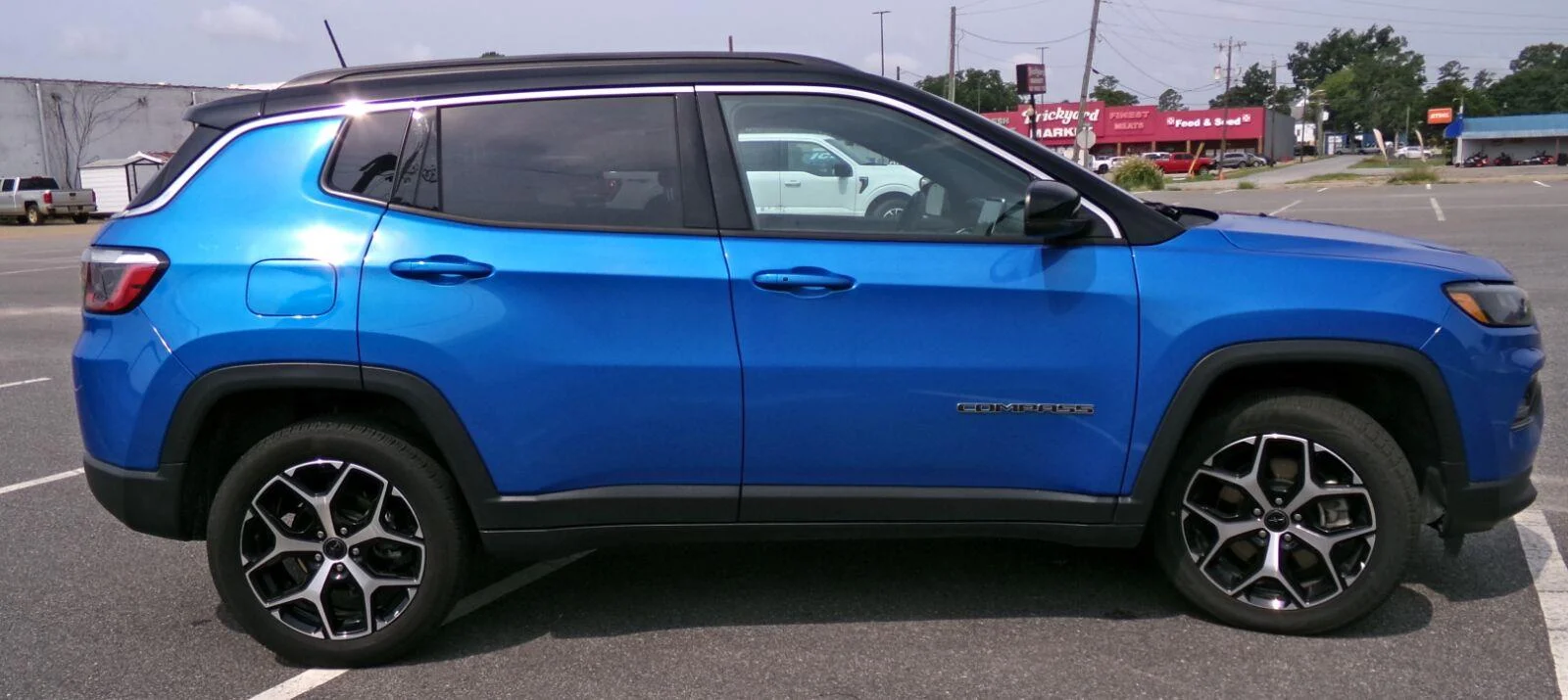 Used 2025 Hydro Blue Pearlcoat Jeep Limited image 5