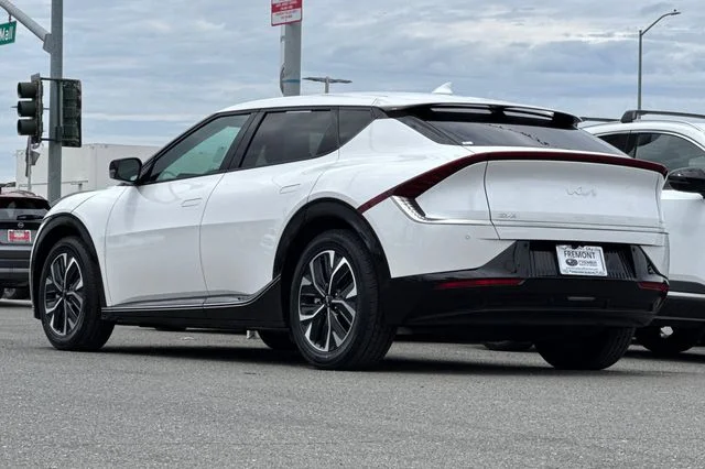 Used 2024 White Kia Wind image 6