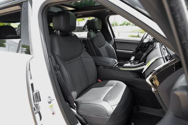 New 2026 Fuji White Land Rover SE image 44