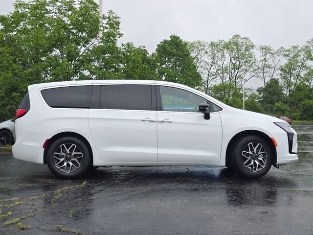 New 2027 Bright White Clear-Coat Exterior Paint Chrysler Limited image 29