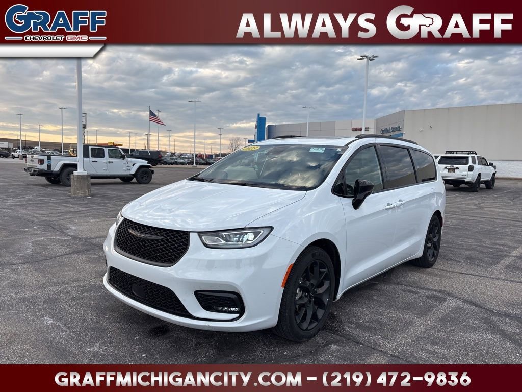 2025 Chrysler Pacifica Limited's photo