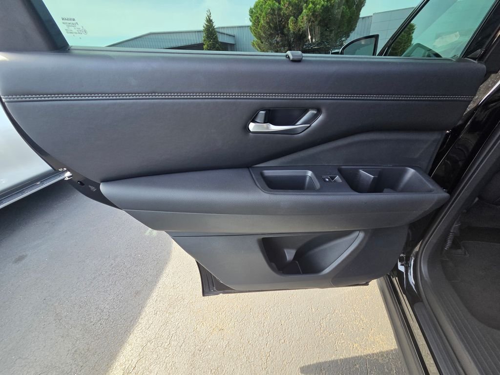 Used 2025 Black Nissan Platinum image 14
