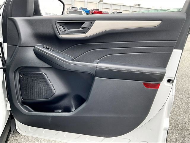 Used 2022 Oxford White Ford SE image 12