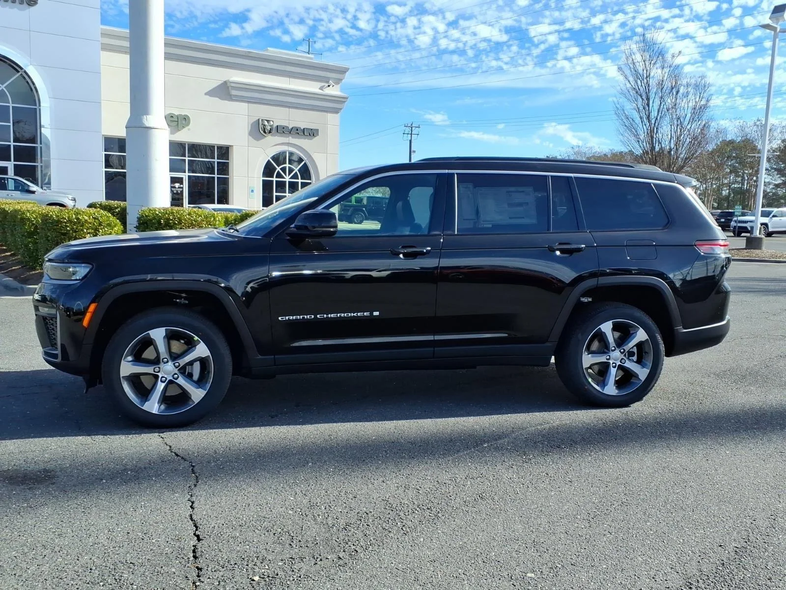 New 2026 Diamond Black Crystal Pearl-Coat Exterior Paint Jeep Limited image 3