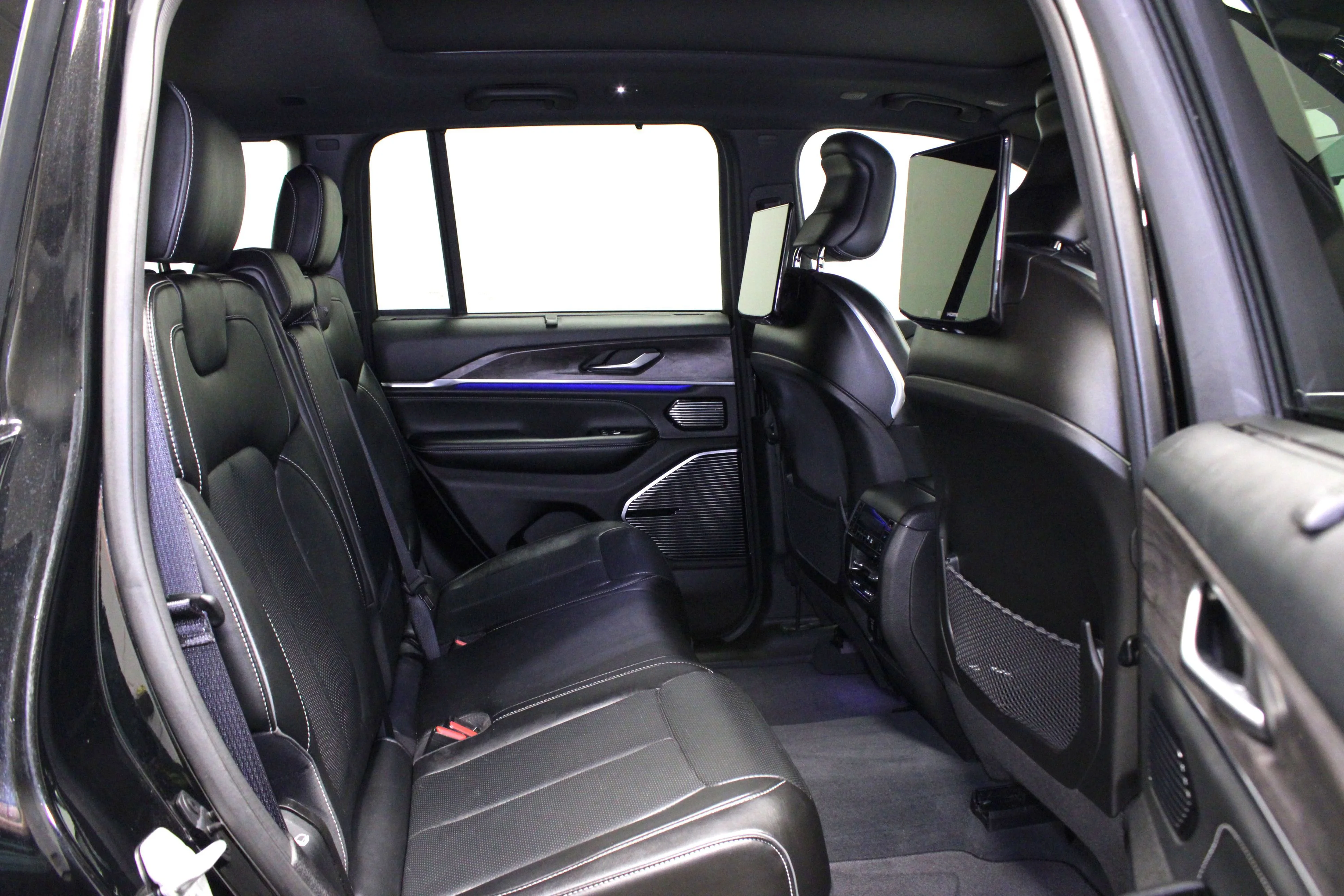 Used 2023 Diamond Black Crystal Pearlcoat Jeep Overland 4xe image 16