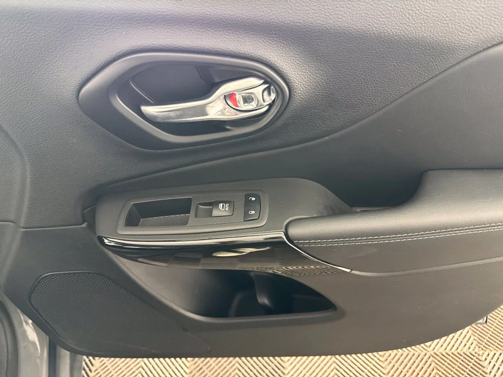 Used 2023 Gray Jeep Altitude image 21