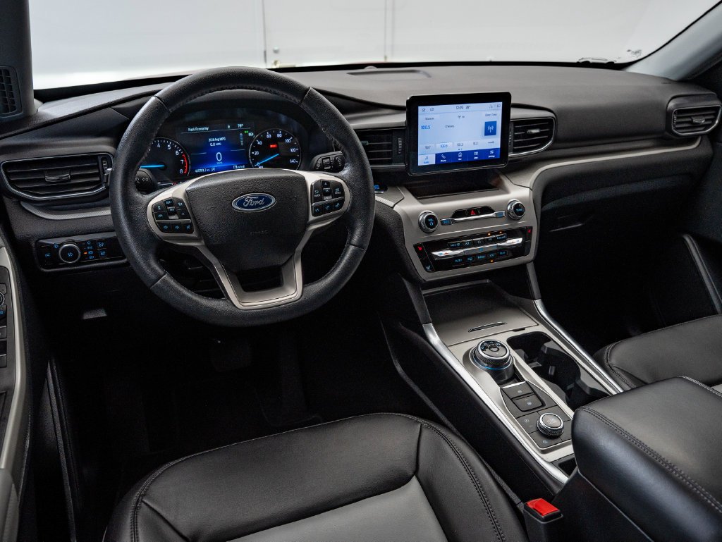 Used 2023 Rapid Red Metallic Tinted Clearcoat Ford XLT image 4