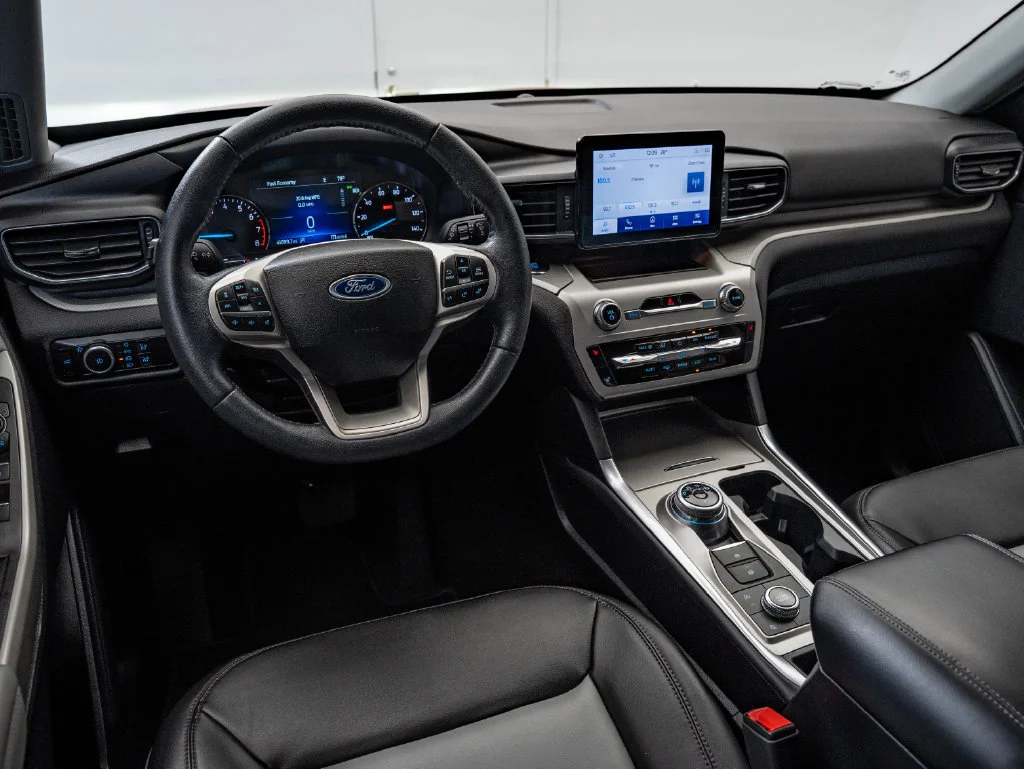 Used 2023 Rapid Red Metallic Tinted Clearcoat Ford XLT image 4