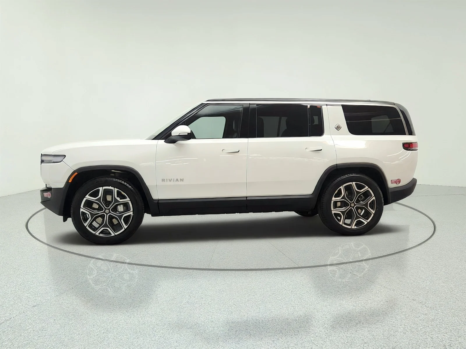 Used 2025  Rivian Adventure image 8