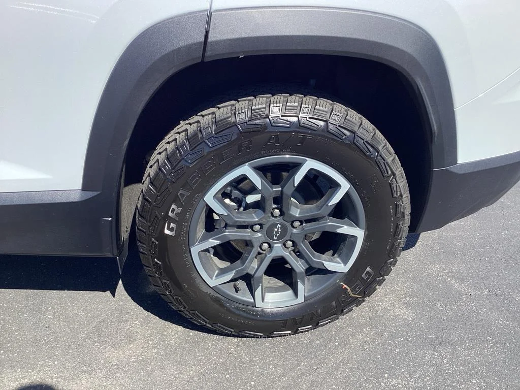 New 2026 Polar White Tricoat Chevrolet ACTIV image 21