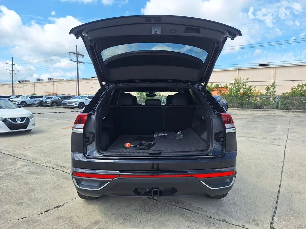 New 2026 Black Volkswagen 2.0T SE w/Technology image 29
