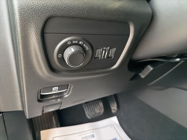 New 2026 Bright White Clear-Coat Exterior Paint Jeep Altitude image 16