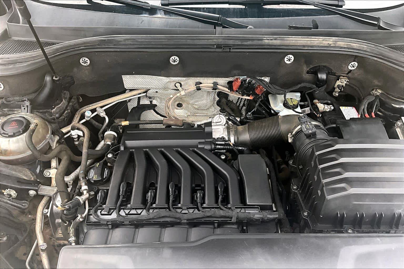 Used 2019 Deep Black Pearl Volkswagen 3.6L V6 SE w/Technology image 32
