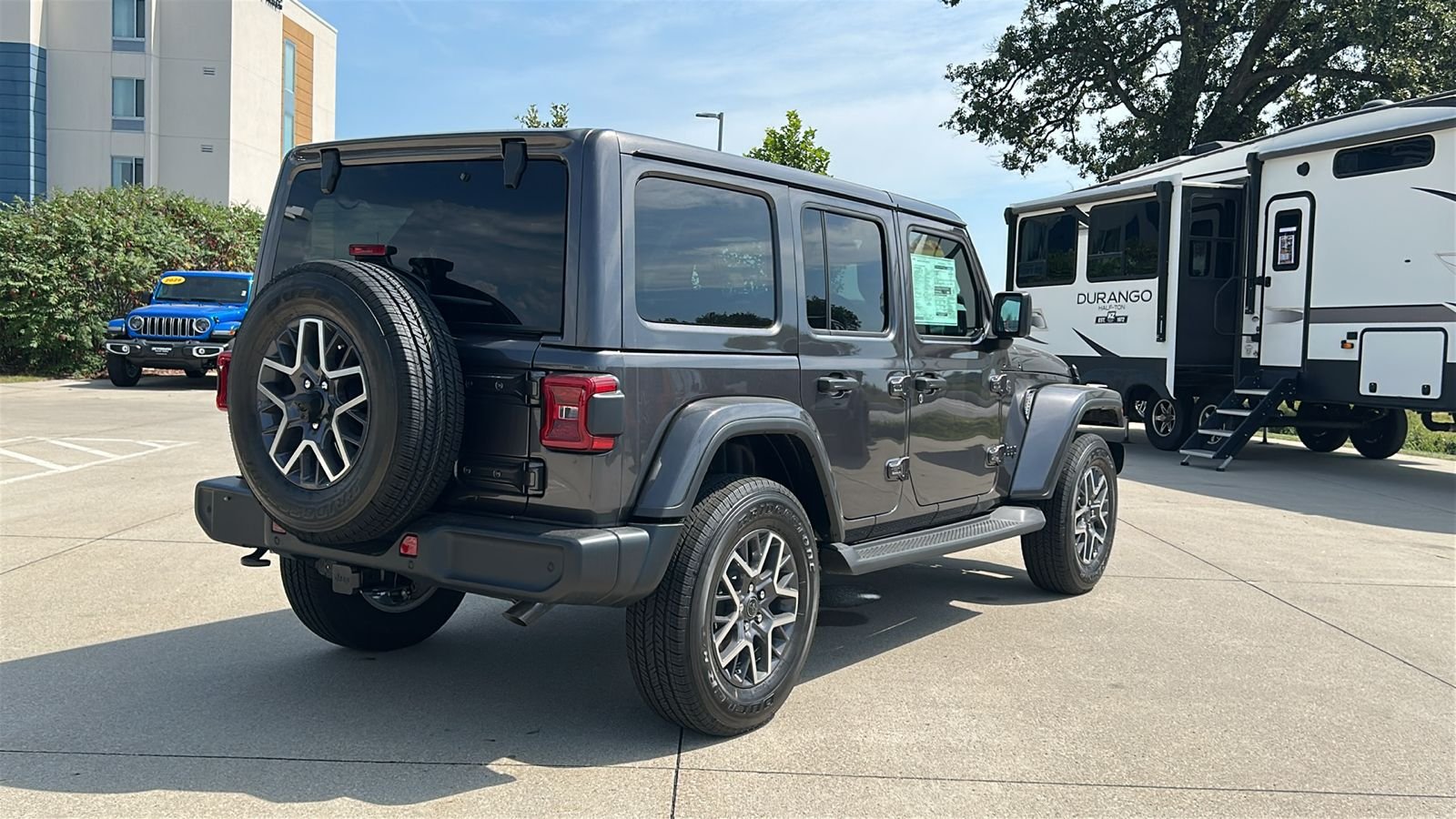 New 2026 Granite Crystal Metallic Clear-Coat Exterior Paint Jeep Sahara image 4