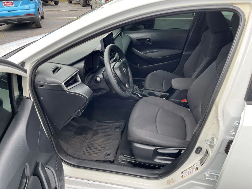 Used 2022 White Toyota LE image 19