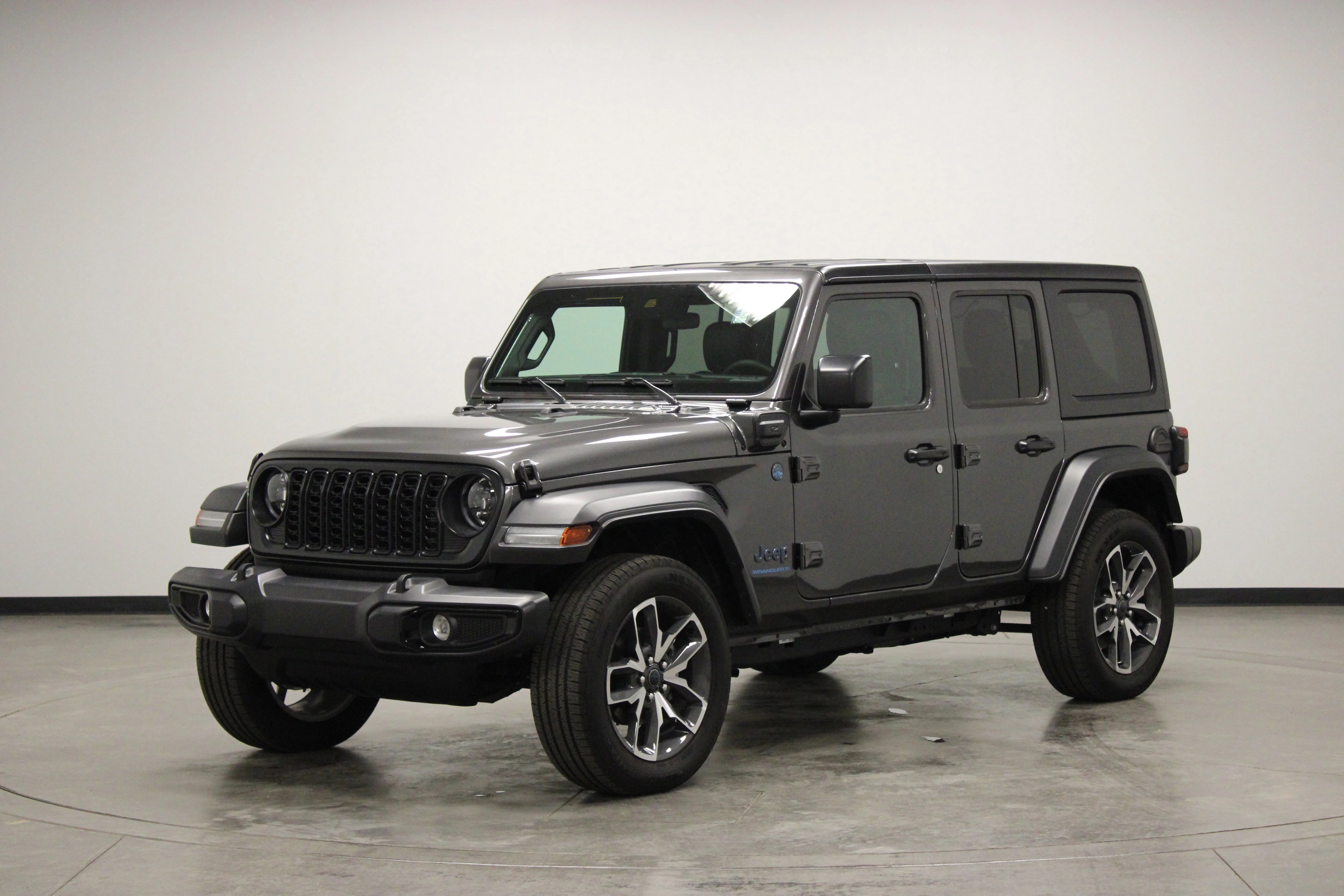 Used 2025 Granite Crystal Metallic Clearcoat Jeep Sport S image 4