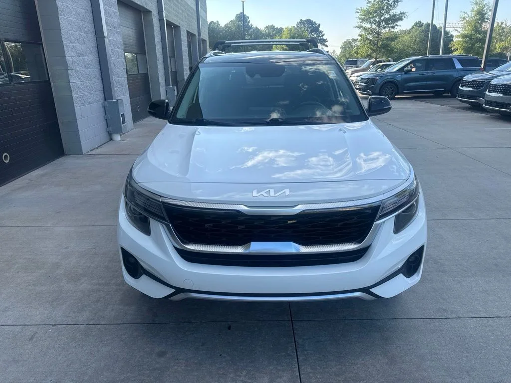 Used 2023 White Kia S image 2