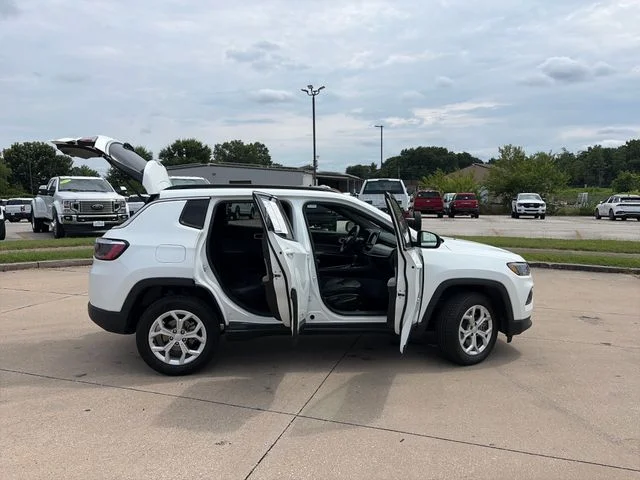 Used 2024 White Jeep Latitude image 46