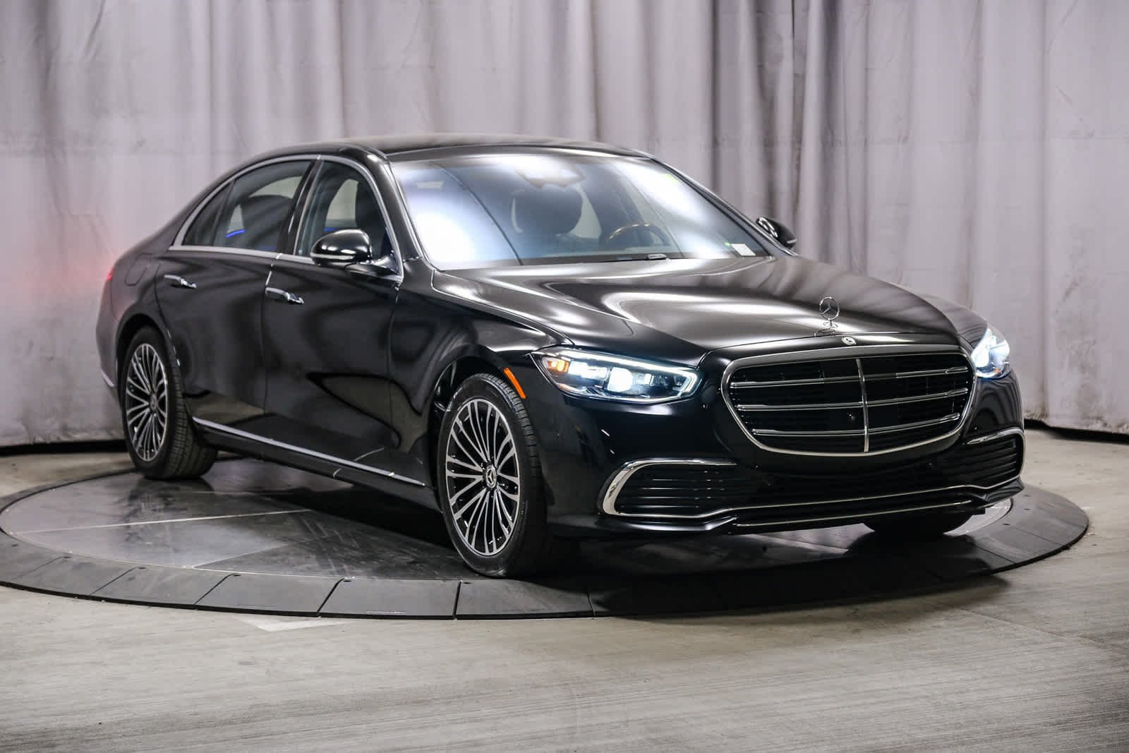 Used 2024 Black Mercedes-Benz S 580e image 5