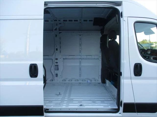 New 2026 Bright White Clear-Coat Exterior Paint RAM Tradesman image 15