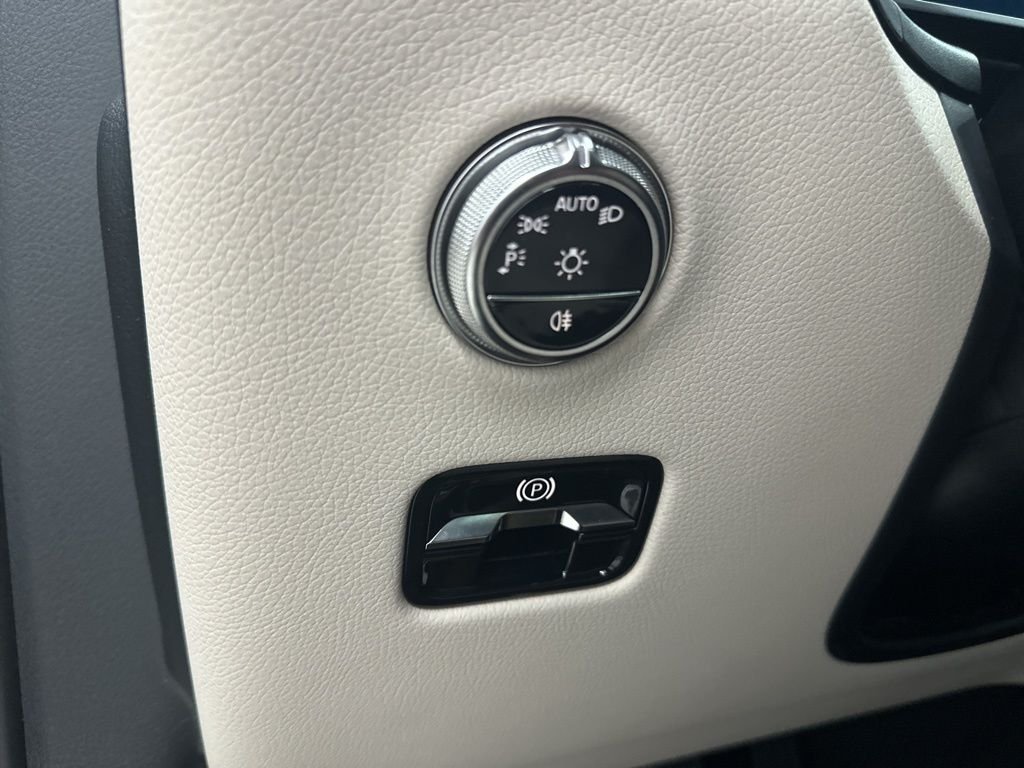 Used 2026 Gray Mercedes-Benz GLC 300 image 18