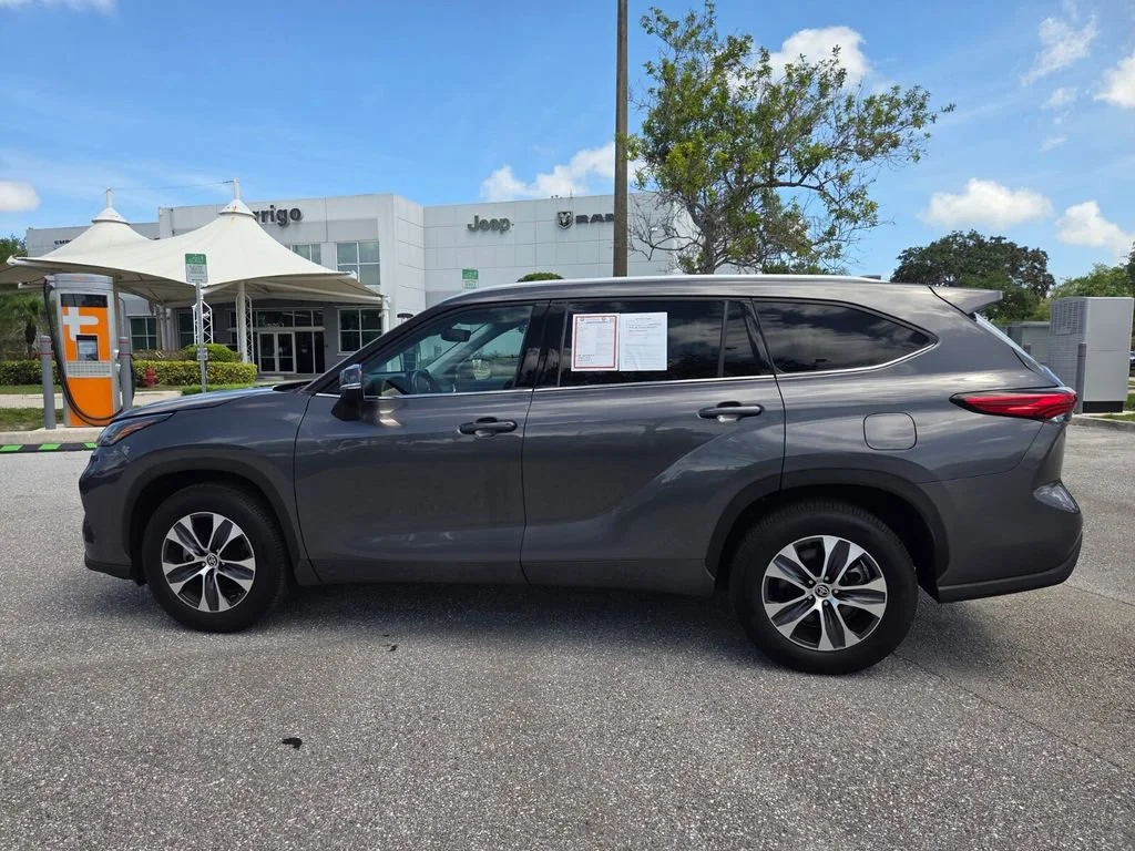 Used 2022 Magnetic Gray Metallic Toyota Hybrid XLE image 9