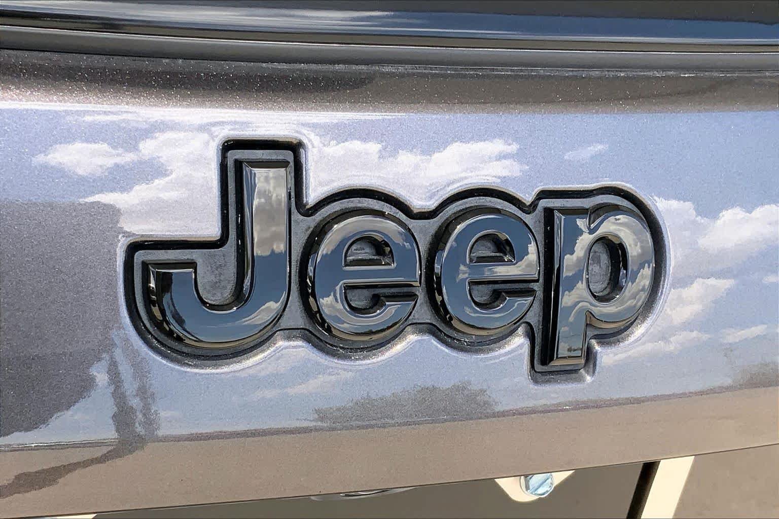 Used 2019 Granite Crystal Metallic Clearcoat Jeep Altitude image 31