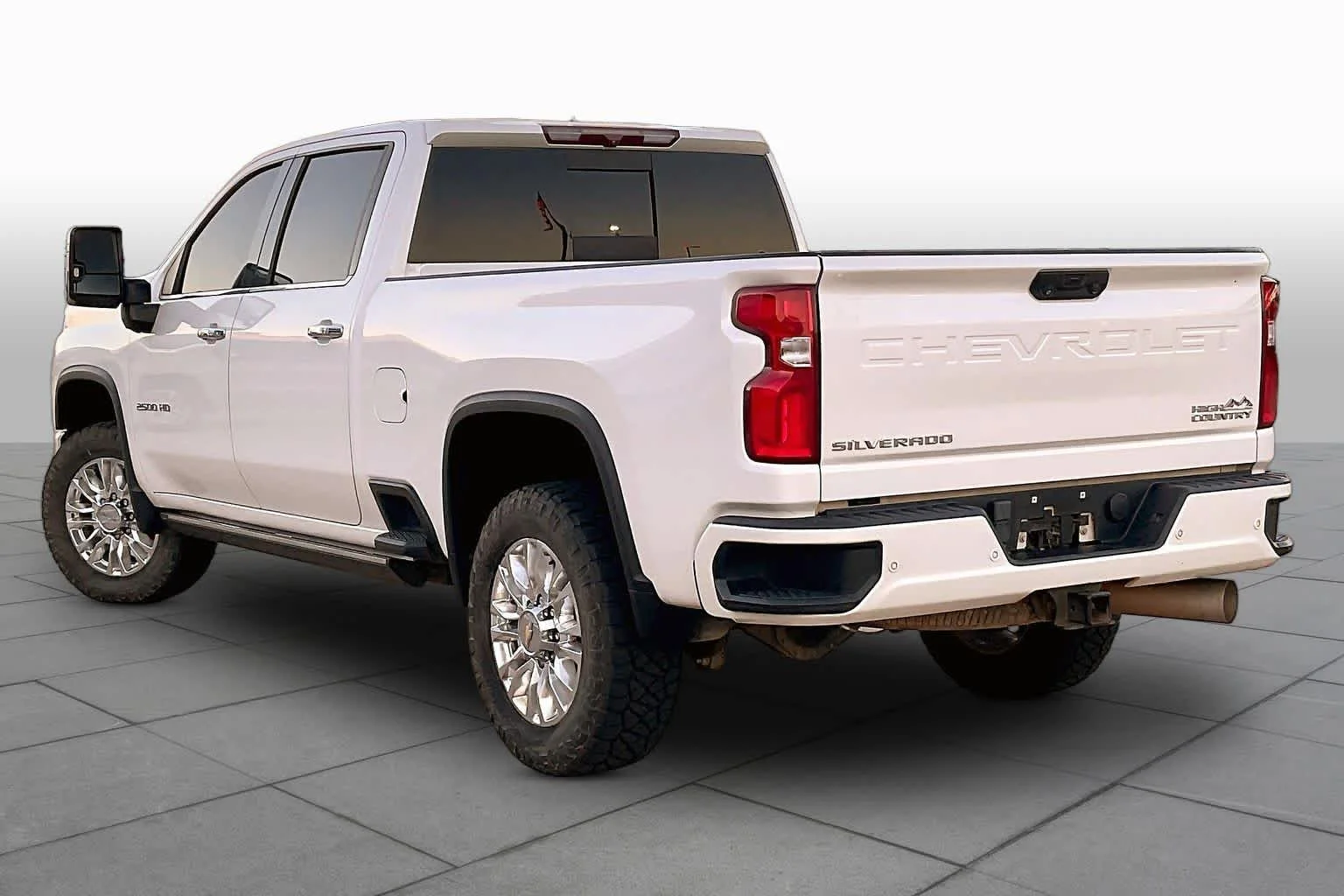 Used 2022 Iridescent Pearl Tricoat Chevrolet High Country image 11