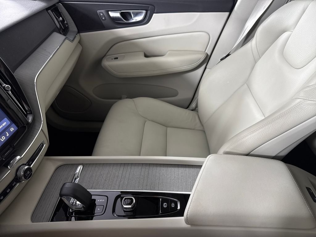 2025 Volvo XC60 Plus - Photo 22