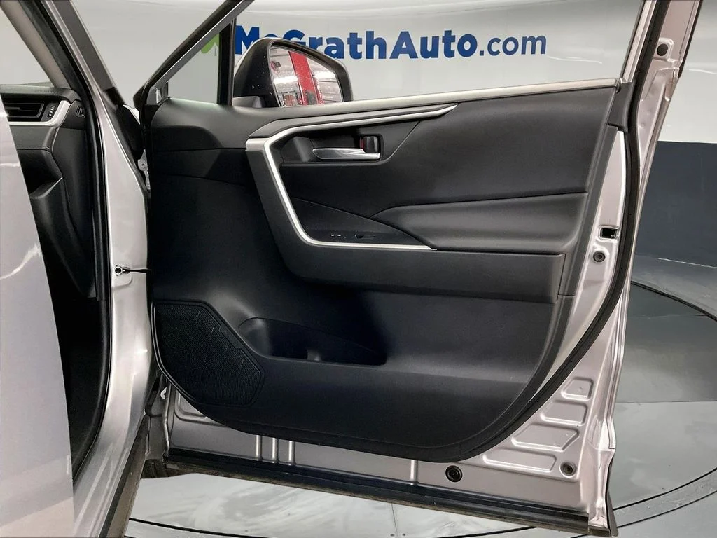 Used 2020 Silver Toyota XLE image 28