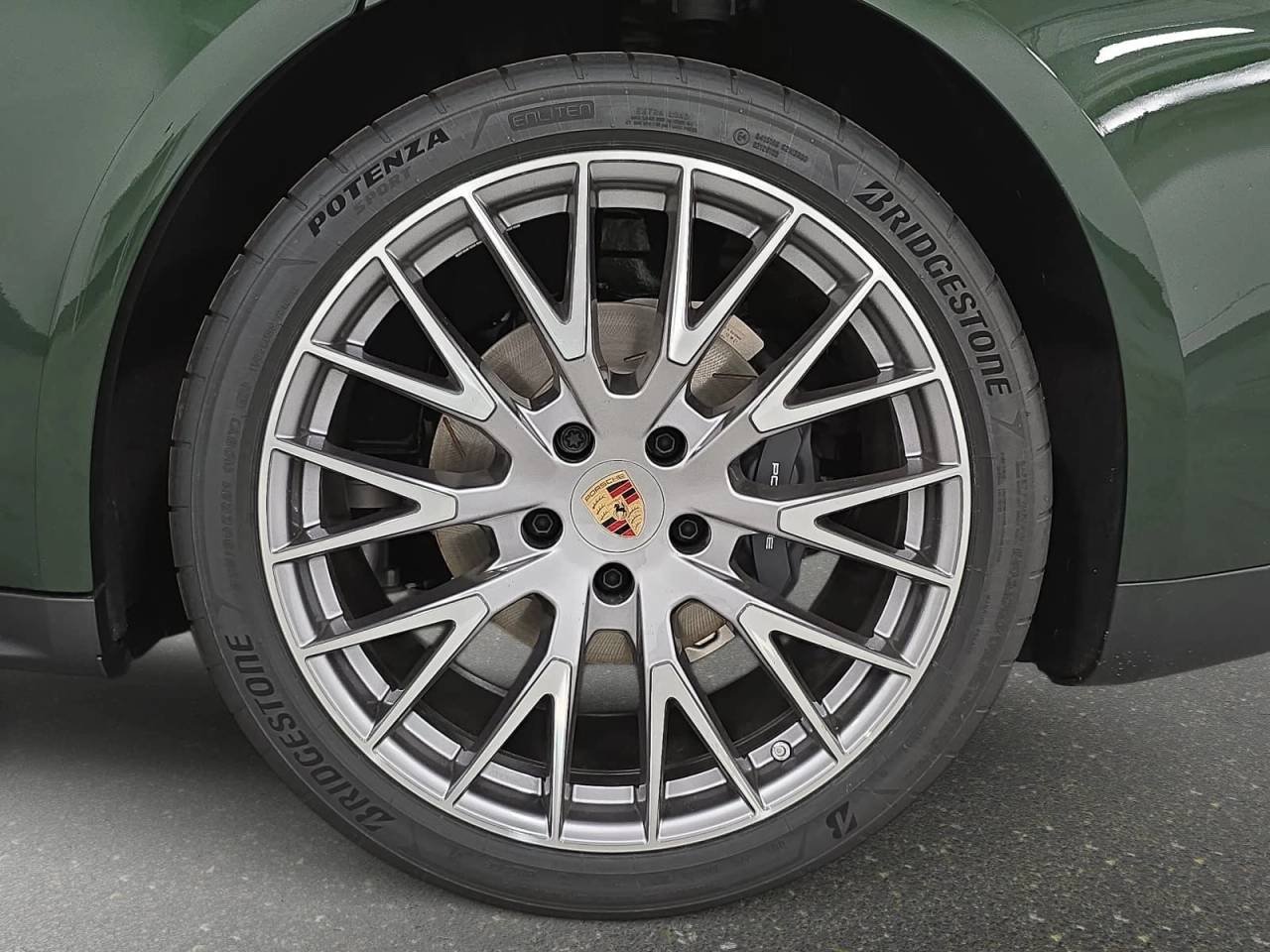 New 2026 Oak Green Metallic Neo Porsche  image 28
